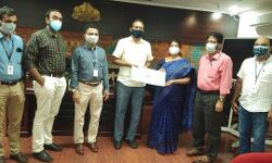 കൊവിഡ് പ്രതിരോധം; വിദ്യാഭ്യാസ ഓഫീസര്മാരുടെയും പ്രധാനാധ്യാപകരുടെയും സംഭാവനയായി 15 ലക്ഷം കൊവിഡ് പ്രതിരോധം; വിദ്യാഭ്യാസ ഓഫീസര്മാരുടെയും പ്രധാനാധ്യാപകരുടെയും സംഭാവനയായി 15 ലക്ഷം