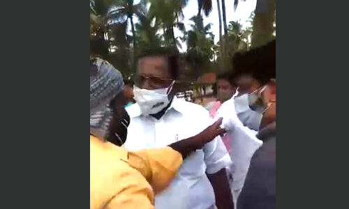 എം പി രാജ്‌മോഹന്‍ ഉണ്ണിത്താനെതിരെ പ്രതിഷേധം