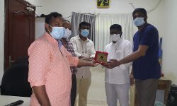 പ്രവാസ ജീവിതം അവസാനിപ്പിച്ച് നാട്ടിലേക്കു മടങ്ങുന്ന ഹാരിസ് വണ്ടാനത്തിനു ആലപ്പുഴ പ്രവാസി അസോസിയേഷൻ യാത്രയയപ്പു നൽകി