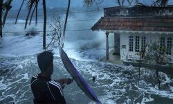 വിഴിഞ്ഞത്ത് വള്ളം പുലിമുട്ടിലിടിച്ച് അപകടം; തുടര്‍ച്ചയായ അപകടകാരണം വിഴിഞ്ഞം അദാനി പോര്‍ട്ട് തീരക്രമീകരണമെന്ന് മല്‍സ്യത്തൊഴിലാളികള്‍