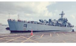 ഗള്‍ഫ് രാജ്യങ്ങളില്‍ നിന്നും മെഡിക്കല്‍ ഓക്‌സിജനുമായി നാവിക സേന കപ്പല്‍ കൊച്ചിയില്‍