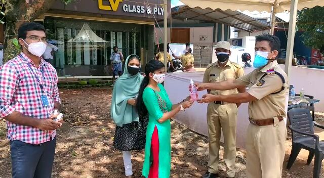 പോലിസുകാര്ക്ക് കൊവിഡ് പ്രതിരോധ വസ്തുക്കള് നല്കി എന്എസ്എസ് വളണ്ടിയര്മാര് പോലിസുകാര്ക്ക് കൊവിഡ് പ്രതിരോധ വസ്തുക്കള് നല്കി എന്എസ്എസ് വളണ്ടിയര്മാര്