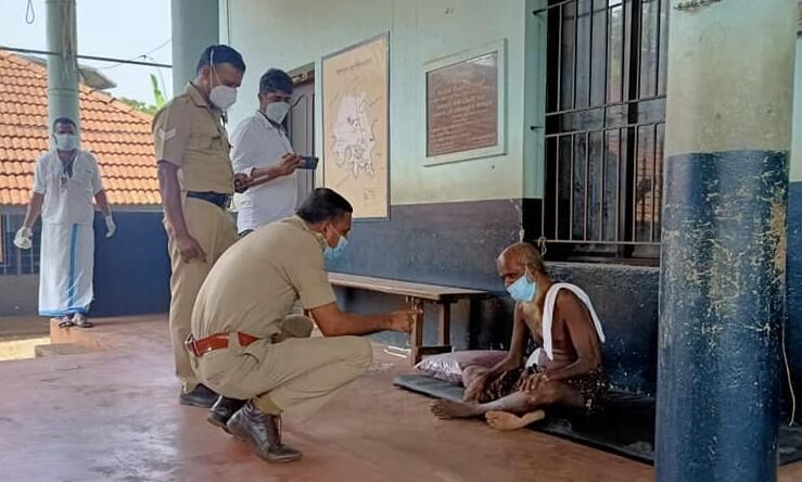 തെരുവില്‍ അവശനായി കിടന്ന വയോധികനെ കുളിപ്പിച്ച് ആശുപത്രിയിലെത്തിച്ച് മലപ്പുറം പോലിസ്