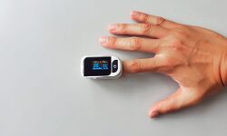 ഓക്സിമീറ്ററിന് 1800 രൂപ,​ പിപിഇ കിറ്റിന് 328 രൂപ,​ കൊവിഡ് പ്രതിരോധ സാമഗ്രികൾക്ക് വില വർധിപ്പിച്ചു