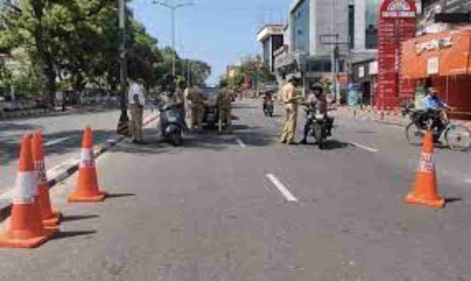 സംസ്ഥാനത്ത് ലോക്ക്ഡൗണ് നീട്ടി; ജുവലറി, തുണിക്കടകള് രണ്ടു ദിവസം തുറക്കാം, ലോക്ക് ഡൗണ് ഇളവുകള് എന്തൊക്കെയാണെന്നറിയാം സംസ്ഥാനത്ത് ലോക്ക്ഡൗണ് നീട്ടി; ജുവലറി, തുണിക്കടകള് രണ്ടു ദിവസം തുറക്കാം, ലോക്ക് ഡൗണ് ഇളവുകള് എന്തൊക്കെയാണെന്നറിയാം