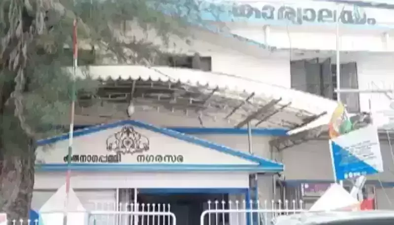 കൊല്ലത്ത് ഓഫിസിനുള്ളില് ലൈംഗികാതിക്രമം; കരുനാഗപ്പള്ളി നഗരസഭ സൂപ്രണ്ടിനെ സസ്പെന്റ് ചെയ്തു കൊല്ലത്ത് ഓഫിസിനുള്ളില് ലൈംഗികാതിക്രമം; കരുനാഗപ്പള്ളി നഗരസഭ സൂപ്രണ്ടിനെ സസ്പെന്റ് ചെയ്തു
