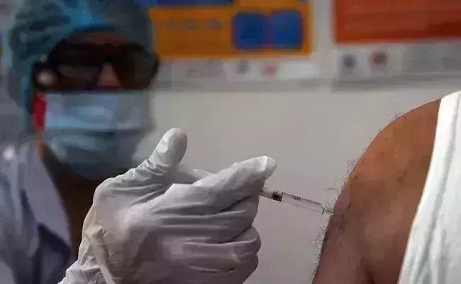 സ്വകാര്യ ആശുപത്രികളുടെ നക്ഷത്ര ഹോട്ടലുകളുമായി ചേര്ന്നുള്ള വാക്സിനേഷന് പാക്കേജുകള് അനുവദിക്കില്ല; സംസ്ഥാനങ്ങള്ക്ക് നിര്ദേശം നല്കി കേന്ദ്രം സ്വകാര്യ ആശുപത്രികളുടെ നക്ഷത്ര ഹോട്ടലുകളുമായി ചേര്ന്നുള്ള വാക്സിനേഷന് പാക്കേജുകള് അനുവദിക്കില്ല; സംസ്ഥാനങ്ങള്ക്ക് നിര്ദേശം നല്കി കേന്ദ്രം