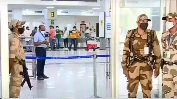 കരിപ്പൂരില് 1.65 കോടി രൂപയുടെ സ്വര്ണം പിടികൂടി കരിപ്പൂരില് 1.65 കോടി രൂപയുടെ സ്വര്ണം പിടികൂടി