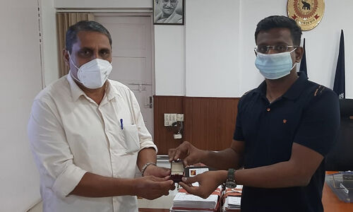 വിരമിക്കുന്ന ദിവസം മാതൃകയായി പോലിസ് ഉദ്യോഗസ്ഥന്‍;ഉപഹാരമായി കിട്ടിയ സ്വര്‍ണ്ണ മോതിരം ദുരിതാശ്വാസ നിധിയിലേക്ക് കൈമാറി