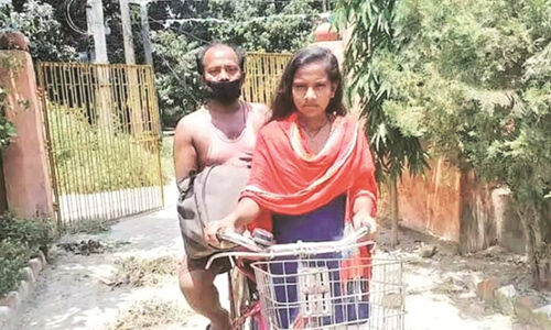 ലോക്ക് ഡൗണ് കാലത്ത് നാട്ടിലെത്താന് 1200 കിലോമീറ്റര് സൈക്കിള് ചവിട്ടിയ ബീഹാറിലെ സൈക്കിള് പെണ്കുട്ടിയുടെ പിതാവ് മരിച്ചു ലോക്ക് ഡൗണ് കാലത്ത് നാട്ടിലെത്താന് 1200 കിലോമീറ്റര് സൈക്കിള് ചവിട്ടിയ ബീഹാറിലെ സൈക്കിള് പെണ്കുട്ടിയുടെ പിതാവ് മരിച്ചു