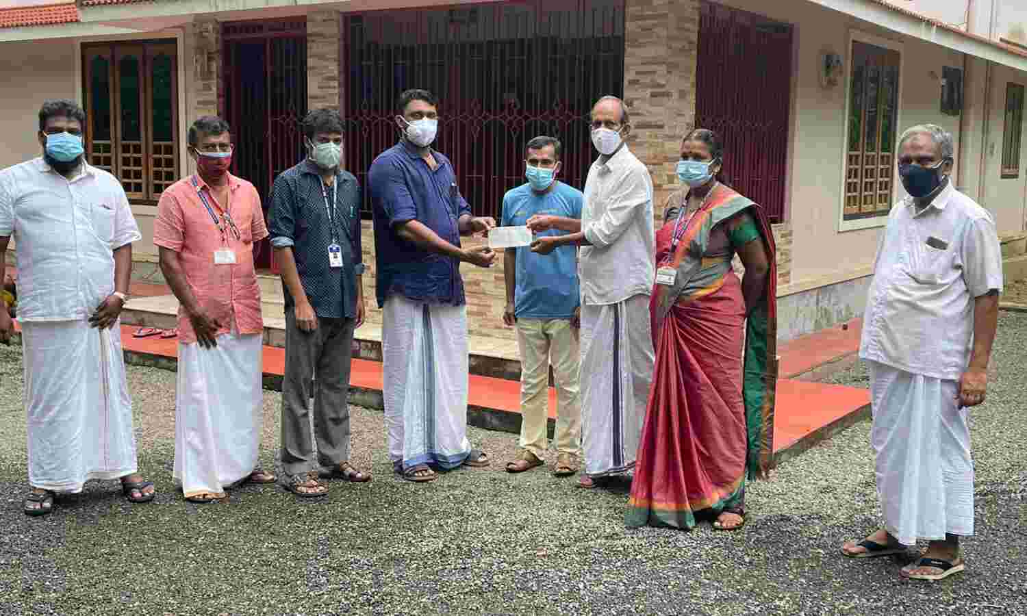 വെട്ടം പഞ്ചായത്തിലെ ആര്ആര്ടി പ്രവര്ത്തകര്ക്കുള്ള ഒരു ലക്ഷം രൂപയുടെ അലവന്സ് പഞ്ചായത്തിന് കൈമാറി വെട്ടം പഞ്ചായത്തിലെ ആര്ആര്ടി പ്രവര്ത്തകര്ക്കുള്ള ഒരു ലക്ഷം രൂപയുടെ അലവന്സ് പഞ്ചായത്തിന് കൈമാറി
