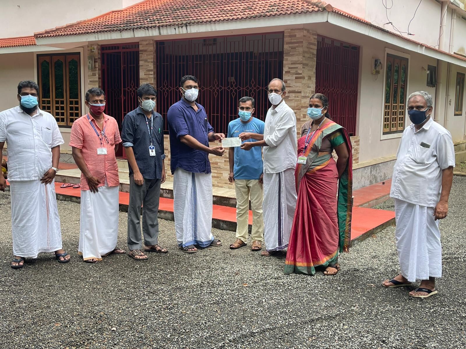 വെട്ടം പഞ്ചായത്തിലെ ആര്ആര്ടി പ്രവര്ത്തകര്ക്കുള്ള ഒരു ലക്ഷം രൂപയുടെ അലവന്സ് പഞ്ചായത്തിന് കൈമാറി വെട്ടം പഞ്ചായത്തിലെ ആര്ആര്ടി പ്രവര്ത്തകര്ക്കുള്ള ഒരു ലക്ഷം രൂപയുടെ അലവന്സ് പഞ്ചായത്തിന് കൈമാറി