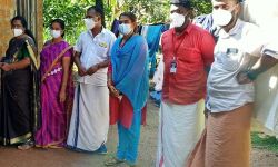 മാള ഗ്രാമപഞ്ചായത്ത് ഹെല്‍പ് ഡെസ്‌ക്കിന്റെ സഹായം; വിദ്യാര്‍ത്ഥിക്ക് മൊബൈല്‍ ഫോണ്‍ കൈമാറി