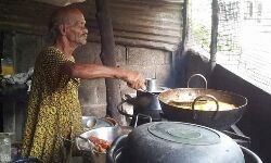 പോലിസ് അതിക്രമത്തിനെതിരേ പ്രതിഷേധിക്കാന്‍ മാക്‌സി വസ്ത്രമാക്കിയ കടയ്ക്കലിന്റെ മാക്‌സി മാമ വാര്‍ധക്യത്തില്‍ തനിച്ചാണ്