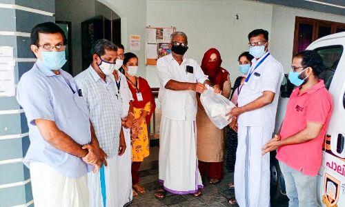ഒരു നേരം കപ്പ പദ്ധതി; റിലീഫ് കിറ്റുകള് നല്കി ഒരു നേരം കപ്പ പദ്ധതി; റിലീഫ് കിറ്റുകള് നല്കി
