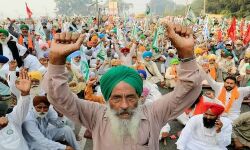 കർഷക പ്രക്ഷോഭം ശക്തമാകുന്നു; സമരത്തിനിടെ മരിച്ച കർഷകർക്ക് സമരഭൂമികളിൽ ഇന്ന് ആദരം കർഷക പ്രക്ഷോഭം ശക്തമാകുന്നു; സമരത്തിനിടെ മരിച്ച കർഷകർക്ക് സമരഭൂമികളിൽ ഇന്ന് ആദരം