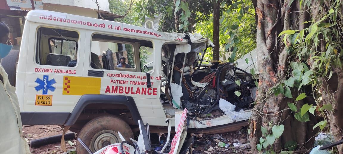 കണ്ണൂര് മുണ്ടയാട് ആംബുലന്സ് മരത്തിലിടിച്ച് മൂന്നു മരണം കണ്ണൂര് മുണ്ടയാട് ആംബുലന്സ് മരത്തിലിടിച്ച് മൂന്നു മരണം