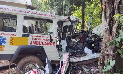 കണ്ണൂര് മുണ്ടയാട് ആംബുലന്സ് മരത്തിലിടിച്ച് മൂന്നു മരണം കണ്ണൂര് മുണ്ടയാട് ആംബുലന്സ് മരത്തിലിടിച്ച് മൂന്നു മരണം