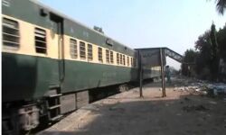 പാകിസ്താനില് ട്രയിനുകള് കൂട്ടിയിടിച്ചു; 30 മരണം പാകിസ്താനില് ട്രയിനുകള് കൂട്ടിയിടിച്ചു; 30 മരണം