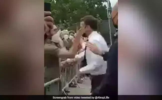 ഫ്രഞ്ച് പ്രസിഡന്റ് ഇമ്മാനുവല് മാക്രോണിന്റെ മുഖത്തടിച്ചു; രണ്ടുപേര് പിടിയില്(വീഡിയോ) ഫ്രഞ്ച് പ്രസിഡന്റ് ഇമ്മാനുവല് മാക്രോണിന്റെ മുഖത്തടിച്ചു; രണ്ടുപേര് പിടിയില്(വീഡിയോ)