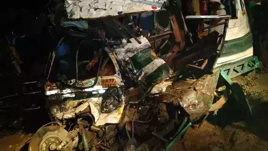 കാണ്പൂരിനടുത്ത് ബസ് എക്സ്കവേറ്ററുമായി കൂട്ടിയിടിച്ച് 16 മരണം; 30ഓളം പേര്ക്ക് പരിക്ക് കാണ്പൂരിനടുത്ത് ബസ് എക്സ്കവേറ്ററുമായി കൂട്ടിയിടിച്ച് 16 മരണം; 30ഓളം പേര്ക്ക് പരിക്ക്