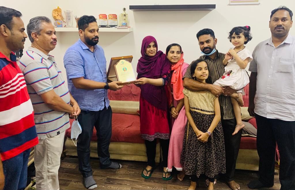 പ്രവാസം മതിയാക്കി നാട്ടിലേക്ക് മടങ്ങുന്ന ഹബീറ ടീച്ചര്ക്ക് യാത്രയയപ്പ് നല്കി പ്രവാസം മതിയാക്കി നാട്ടിലേക്ക് മടങ്ങുന്ന ഹബീറ ടീച്ചര്ക്ക് യാത്രയയപ്പ് നല്കി