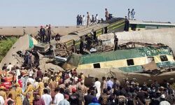 സിന്ധ് ട്രെയിൻ അപകടം; മരിച്ചവരുടെ എണ്ണം 51 ആയി, നൂറോളം പേര്ക്ക് പരിക്ക്, ട്രെയിനില് കുടുങ്ങിയവര്ക്കായി തിരച്ചില് തുടരുന്നു സിന്ധ് ട്രെയിൻ അപകടം; മരിച്ചവരുടെ എണ്ണം 51 ആയി, നൂറോളം പേര്ക്ക് പരിക്ക്, ട്രെയിനില് കുടുങ്ങിയവര്ക്കായി തിരച്ചില് തുടരുന്നു