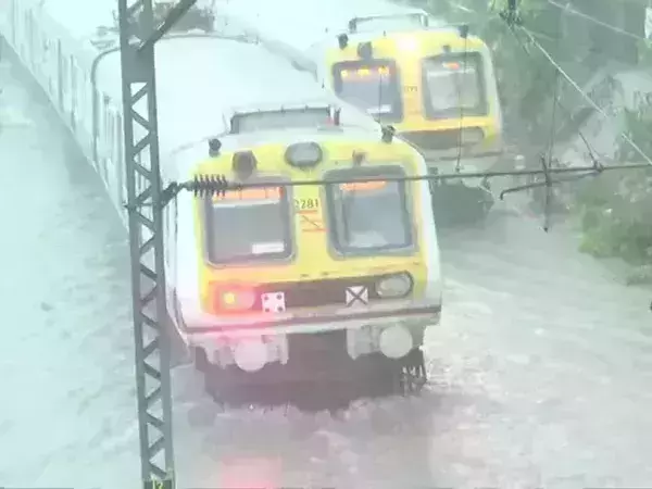 മുംബൈയില് കനത്ത മഴ; താഴ്ന്നപ്രദേശങ്ങള് വെള്ളത്തിനടിയില്; ലോക്കല് ട്രെയിന് സര്വീസ് തടസ്സപ്പെട്ടു മുംബൈയില് കനത്ത മഴ; താഴ്ന്നപ്രദേശങ്ങള് വെള്ളത്തിനടിയില്; ലോക്കല് ട്രെയിന് സര്വീസ് തടസ്സപ്പെട്ടു