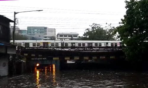 മുംബൈയില് കനത്ത മഴയും വെള്ളക്കെട്ടും; ജനജീവിതം സ്തംഭിച്ചു മുംബൈയില് കനത്ത മഴയും വെള്ളക്കെട്ടും; ജനജീവിതം സ്തംഭിച്ചു