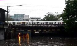 മുംബൈയില് കനത്ത മഴയും വെള്ളക്കെട്ടും; ജനജീവിതം സ്തംഭിച്ചു മുംബൈയില് കനത്ത മഴയും വെള്ളക്കെട്ടും; ജനജീവിതം സ്തംഭിച്ചു