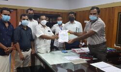 ടെക്സ്റ്റയിൽ വ്യാപാരികൾ കലക്ടർക്ക് നിവേദനം നൽകി ടെക്സ്റ്റയിൽ വ്യാപാരികൾ കലക്ടർക്ക് നിവേദനം നൽകി