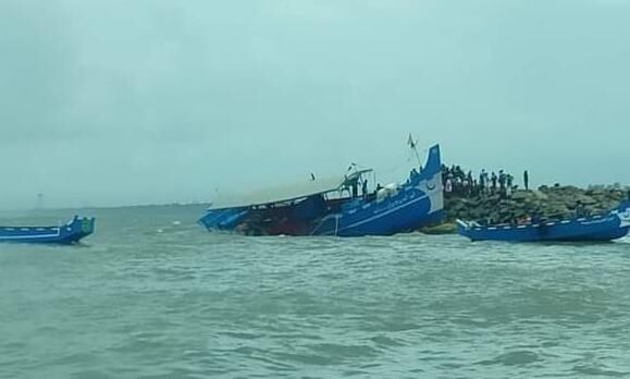 ചാലിയത്ത് മല്സ്യബന്ധന വള്ളം പുളിമുട്ടില് ഇടിച്ച് തകര്ന്നു ചാലിയത്ത് മല്സ്യബന്ധന വള്ളം പുളിമുട്ടില് ഇടിച്ച് തകര്ന്നു