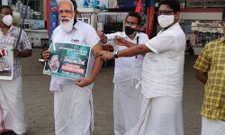 പെട്രോള്‍ വിലവര്‍ദ്ധനവ്; നാഷണല്‍ യൂത്ത് ലീഗ് മോദിക്ക് വാക്‌സിന്‍ എടുത്തു പ്രതിഷേധിച്ചു