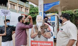 ഇന്ധന വില വര്ധനവ്: മോദിക്ക് ചെരുപ്പുമാല അണിയിച്ചും നികുതിപ്പണം തിരിച്ചുനല്കിയും പ്രതിഷേധം ഇന്ധന വില വര്ധനവ്: മോദിക്ക് ചെരുപ്പുമാല അണിയിച്ചും നികുതിപ്പണം തിരിച്ചുനല്കിയും പ്രതിഷേധം