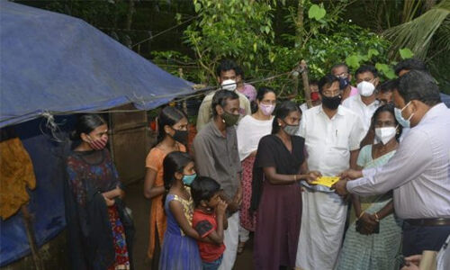 പത്രവാര്ത്ത തുണച്ചു; മന്ത്രി രാജന്റെ നിര്ദേശപ്രകാരം മനോജിന്റെയും നിമിഷയുടെയും ഒറ്റമുറി ഷെഡില് കലക്ടര് നേരിട്ടെത്തി അന്ത്യോദയ റേഷന് കാര്ഡ് കൈമാറി പത്രവാര്ത്ത തുണച്ചു; മന്ത്രി രാജന്റെ നിര്ദേശപ്രകാരം മനോജിന്റെയും നിമിഷയുടെയും ഒറ്റമുറി ഷെഡില് കലക്ടര് നേരിട്ടെത്തി അന്ത്യോദയ റേഷന് കാര്ഡ് കൈമാറി