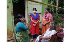 കുറുപ്പംപടിയില്‍ വൃദ്ധ അന്തിയുറങ്ങുന്നത് കുളിമുറിയില്‍; സംരക്ഷണത്തിന് നിര്‍ദ്ദേശം നല്‍കി വനിത കമ്മിഷന്‍