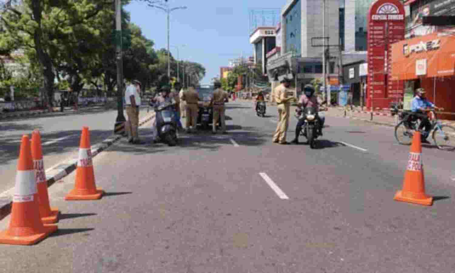 ലോക്ക് ഡൗണ്: സംസ്ഥാനത്ത് ഇന്നും നാളെയും കടുത്ത നിയന്ത്രണങ്ങള് ലോക്ക് ഡൗണ്: സംസ്ഥാനത്ത് ഇന്നും നാളെയും കടുത്ത നിയന്ത്രണങ്ങള്