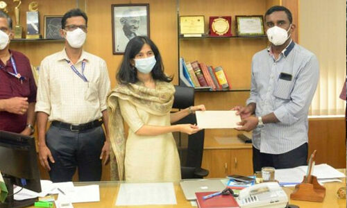 തിരഞ്ഞെടുപ്പ് ഡ്യൂട്ടിക്കിടെ അപകടം: ചികിത്സാ തുക അനുവദിച്ച ഉത്തരവ് കൈമാറി തിരഞ്ഞെടുപ്പ് ഡ്യൂട്ടിക്കിടെ അപകടം: ചികിത്സാ തുക അനുവദിച്ച ഉത്തരവ് കൈമാറി