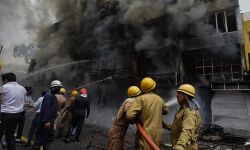 തെക്കന് ഡല്ഹിയിലെ ഷോറൂമില് തീപിടിത്തം തെക്കന് ഡല്ഹിയിലെ ഷോറൂമില് തീപിടിത്തം