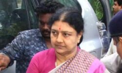 പാര്ട്ടി വക്താവ് ഉള്പ്പെടെ ശശികല അനുകൂലികളായ 17 നേതാക്കളെ അണ്ണാ ഡിഎംകെ പുറത്താക്കി പാര്ട്ടി വക്താവ് ഉള്പ്പെടെ ശശികല അനുകൂലികളായ 17 നേതാക്കളെ അണ്ണാ ഡിഎംകെ പുറത്താക്കി