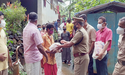 ആദിവാസി കുടിലുകളില് ഭക്ഷ്യക്കിറ്റുകള് വിതരണം ചെയ്ത് പെരിന്തല്മണ്ണ എക്സൈസ് ആദിവാസി കുടിലുകളില് ഭക്ഷ്യക്കിറ്റുകള് വിതരണം ചെയ്ത് പെരിന്തല്മണ്ണ എക്സൈസ്