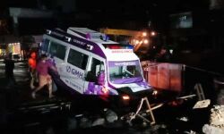 തൃശൂര് ചാലക്കുടിയില് ആംബുലന്സ് മറിഞ്ഞ് രോഗി മരിച്ചു തൃശൂര് ചാലക്കുടിയില് ആംബുലന്സ് മറിഞ്ഞ് രോഗി മരിച്ചു