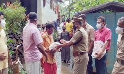 ആദിവാസി കുടിലുകളില് ഭക്ഷ്യക്കിറ്റുകള് വിതരണം ചെയ്ത് പെരിന്തല്മണ്ണ എക്സൈസ് ആദിവാസി കുടിലുകളില് ഭക്ഷ്യക്കിറ്റുകള് വിതരണം ചെയ്ത് പെരിന്തല്മണ്ണ എക്സൈസ്