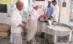 പാലിന്റെ വിലയിടിഞ്ഞു: പാല് റോഡിലൊഴുക്കി മഹാരാഷ്ട്രയില് കര്ഷകരുടെ പ്രതിഷേധം പാലിന്റെ വിലയിടിഞ്ഞു: പാല് റോഡിലൊഴുക്കി മഹാരാഷ്ട്രയില് കര്ഷകരുടെ പ്രതിഷേധം