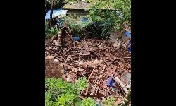 ശക്തമായ കാറ്റിലും മഴയിലും വീട് നിലംപതിച്ചു