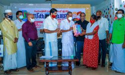 പോപുലര്‍ ഫ്രണ്ട് ഓഫ് ഇന്ത്യ സ്‌കൂള്‍ കുട്ടികള്‍ക്ക് സ്മാര്‍ട്ട് ഫോണും നോട്ട് ബുക്കും വിതരണം നടത്തി