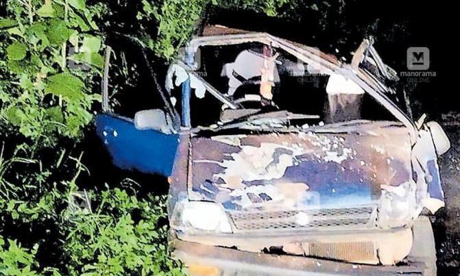 രോഗിയുമായി ആശുപത്രിയിലേക്കു പോയ കാര്‍ കാട്ടാനക്കൂട്ടം തകര്‍ത്തു