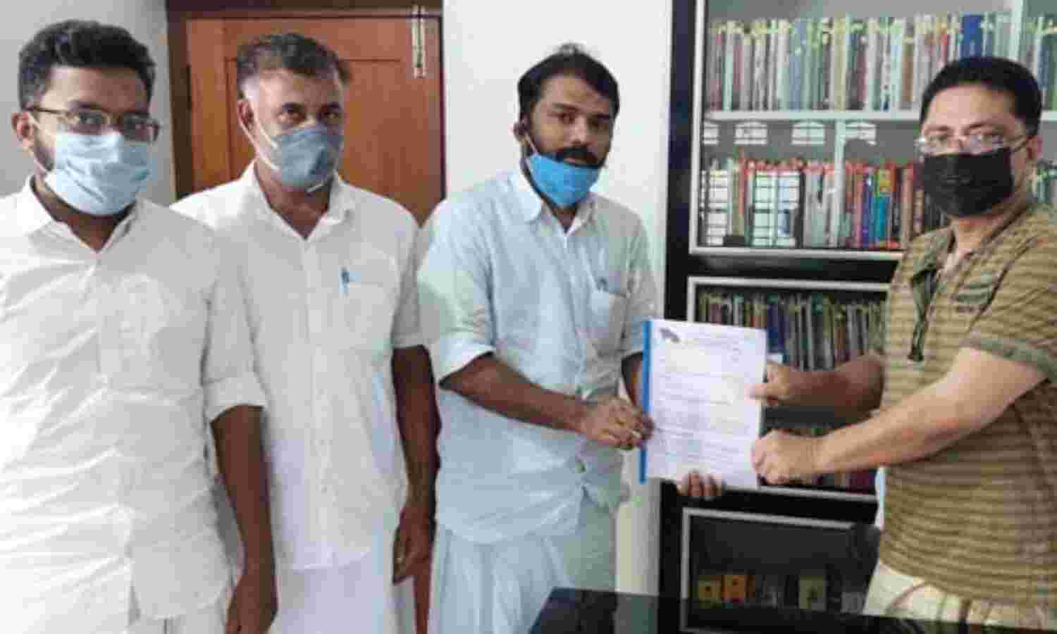 മലപ്പുറം ജില്ല വിഭജനം: എസ്ഡിപിഐ കെ ടി ജലീല് എംഎല്എയ്ക്ക് നിവേദനം നല്കി മലപ്പുറം ജില്ല വിഭജനം: എസ്ഡിപിഐ കെ ടി ജലീല് എംഎല്എയ്ക്ക് നിവേദനം നല്കി