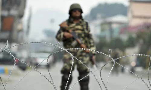 കശ്മീരില്‍ സുരക്ഷാസേനയുമായി ഏറ്റുമുട്ടല്‍; ലഷ്‌കര്‍ കമാന്‍ഡര്‍ ഉള്‍പ്പെടെ മൂന്ന് സായുധര്‍ കൊല്ലപ്പെട്ടു