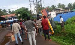 കരിങ്കല്ലുമായി വന്ന ടിപ്പര് ട്രാന്സ്ഫോമറിന് സമീപം മറിഞ്ഞു; തലനാരിഴയ്ക്ക് വന്ദുരന്തമൊഴിവായി കരിങ്കല്ലുമായി വന്ന ടിപ്പര് ട്രാന്സ്ഫോമറിന് സമീപം മറിഞ്ഞു; തലനാരിഴയ്ക്ക് വന്ദുരന്തമൊഴിവായി